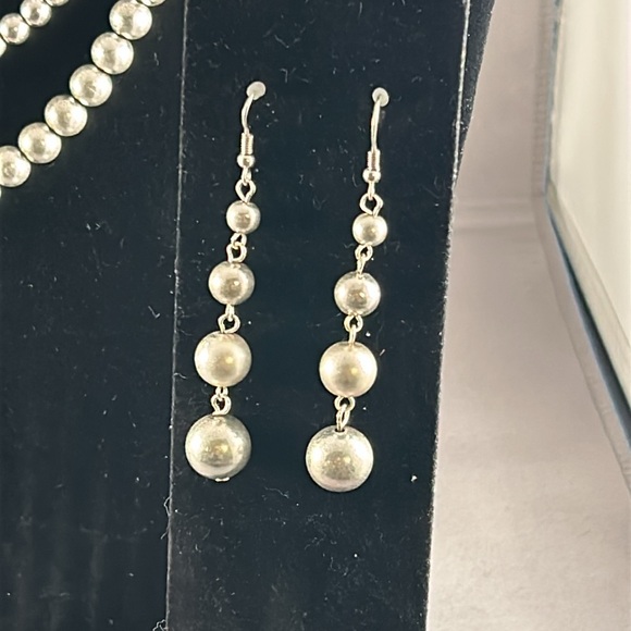 Premier Beaded Rose pearl necklace and earrings - Picture 3 of 4